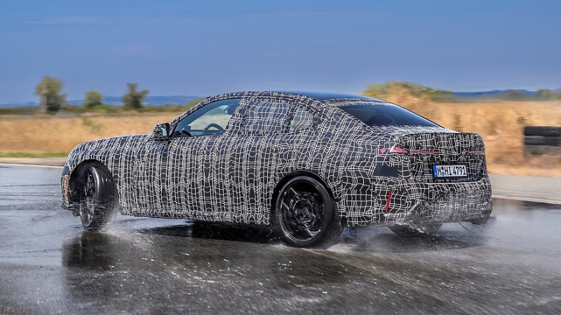 Новая бензиновая «трёшка» BMW готовится к премьере: дрифт-режим и дизайн в стиле i3