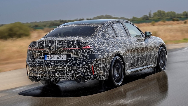 Новая бензиновая «трёшка» BMW готовится к премьере: дрифт-режим и дизайн в стиле i3